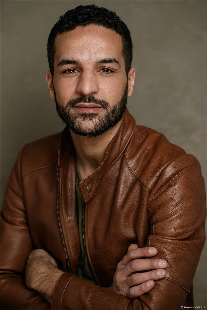 Omar Meftah, portrait en veste de cuir, bras croisés