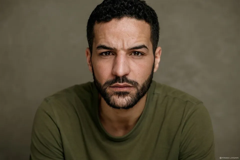 Omar Meftah, portrait en t-shirt kaki, regard sérieux (portrait 2025)