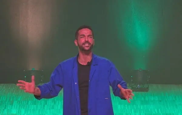 Omar Meftah sur scène en veste bleue, bras ouverts, dans Putain de politesse à Bonsecours (putain de politesse, Bonsecours, 6 octobre 2026)