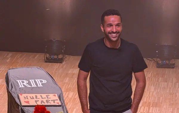 Omar Meftah sourit à côté d'un cercueil « RIP » dans Putain de politesse à Bonsecours (putain de politesse, Bonsecours, 6 octobre 2026)