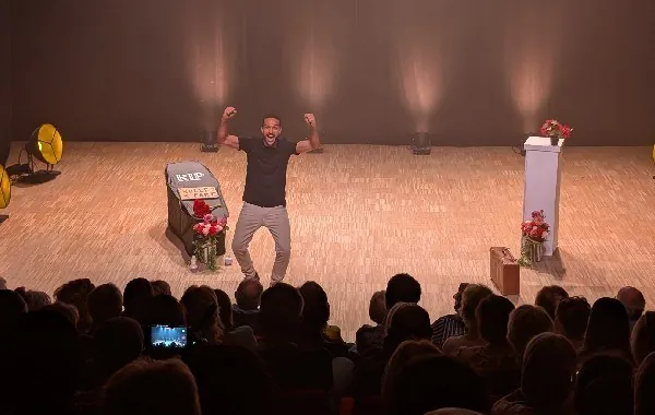 Omar Meftah salue le public, bras levés, dans Putain de politesse à Bonsecours (putain de politesse, Bonsecours, 6 octobre 2026)